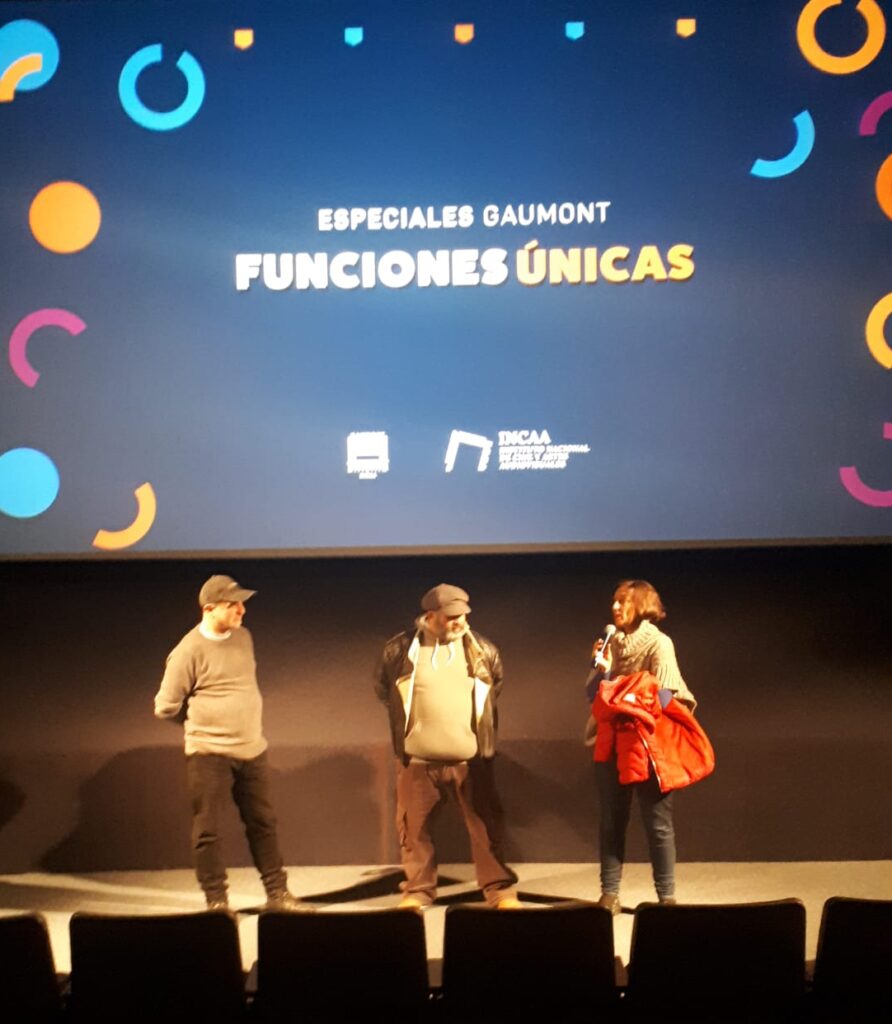 Reclamo Cinéfilo ,Frente al Congreso